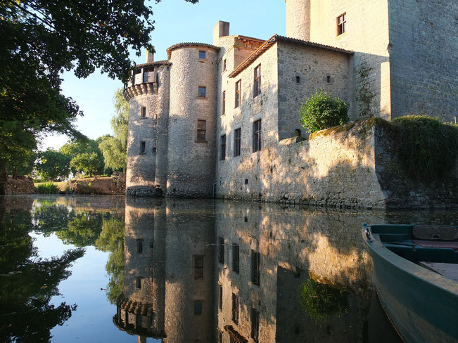 Le Château de Tennessus vu de ses douves