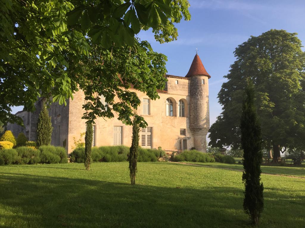 Le Château de Charmant vu de son parc