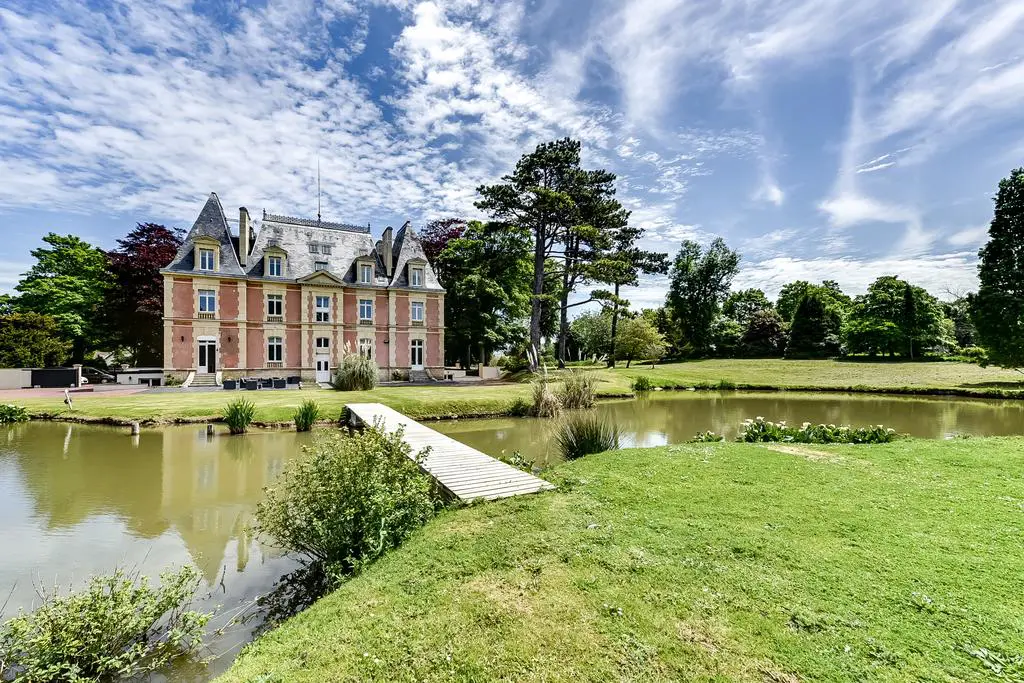 Le château Côte de Nacre vu de son parc