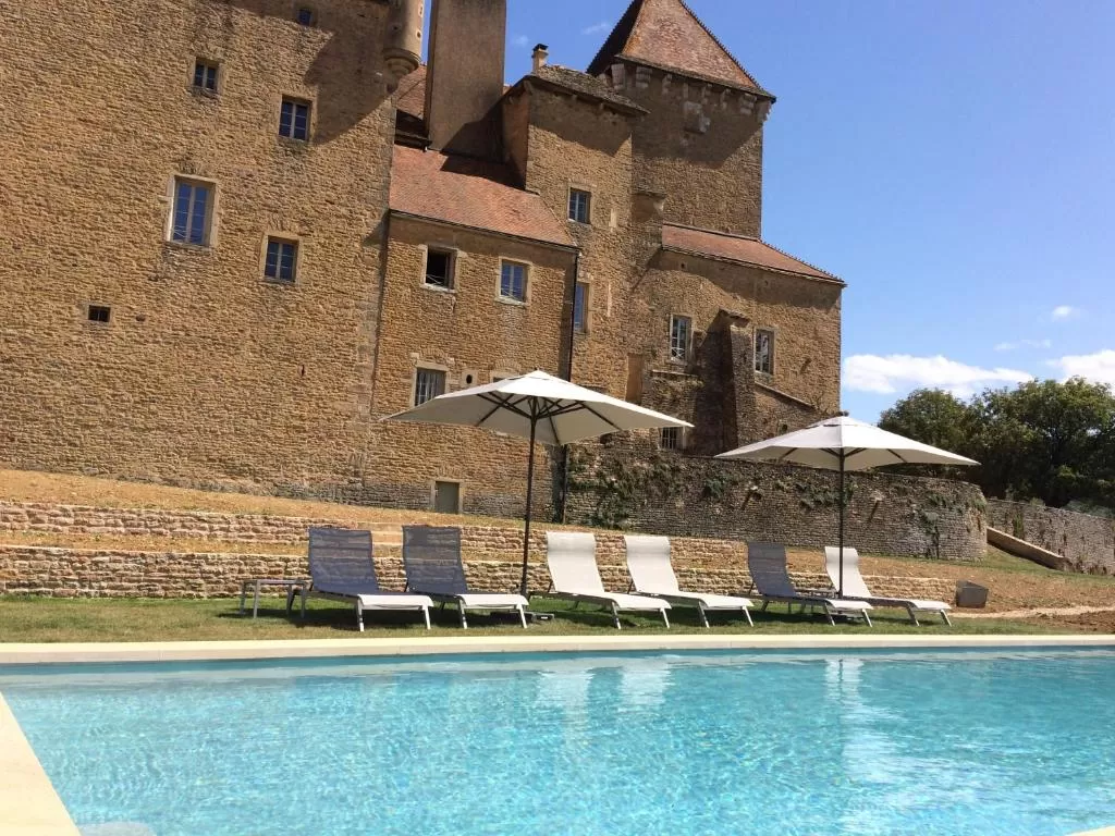 Piscine du Château de Pierreclos en Bourgogne