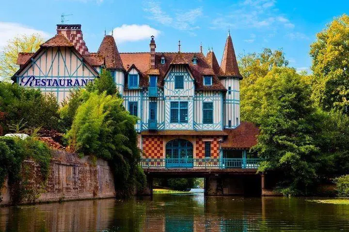 Le Moulin de Connelles vu de la Seine