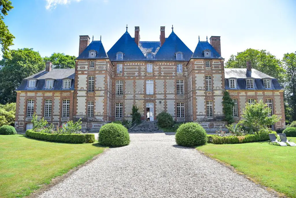 Facade principale du Château de Fleury la Forêt