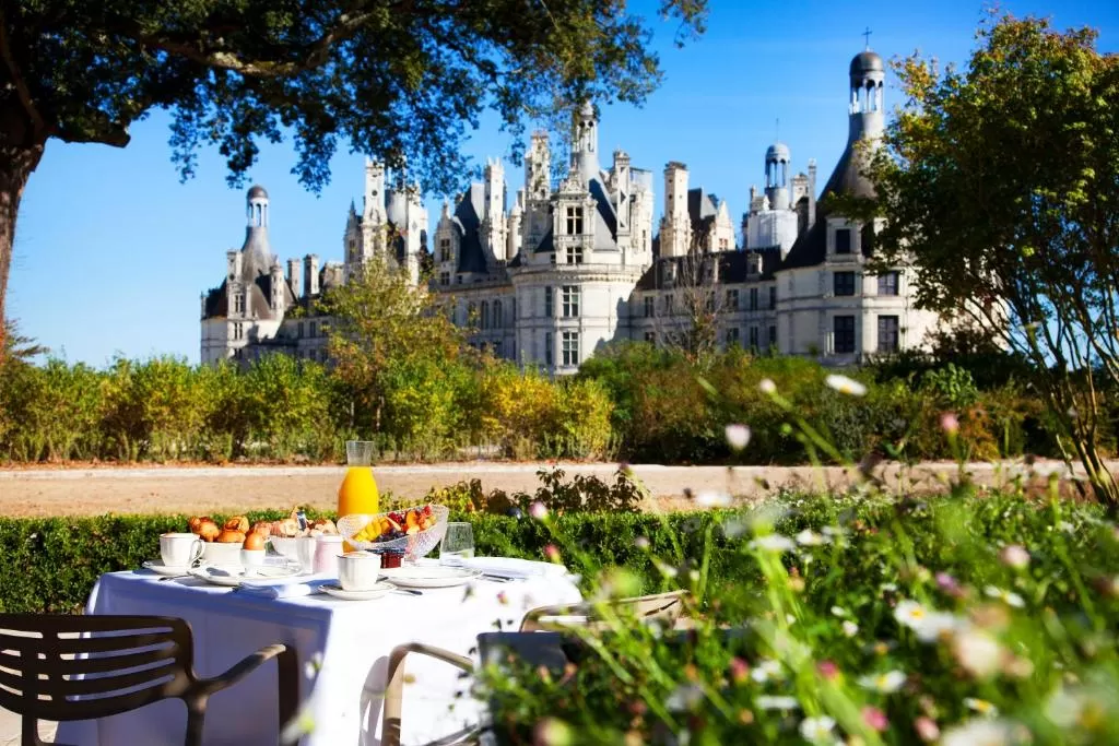 Vue de la terrasse du relais de Chambord sur le château.