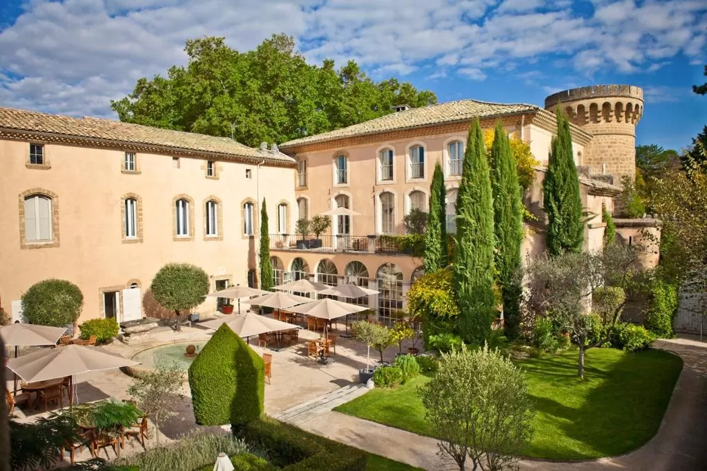 Jardins, cours et facade du Château de Massillan