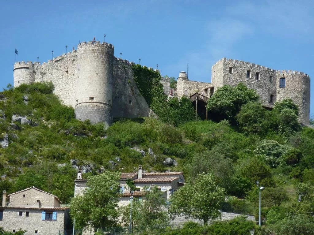 Forteresse médiévale, le Château de Trigance domine Trigance et sa vallée.