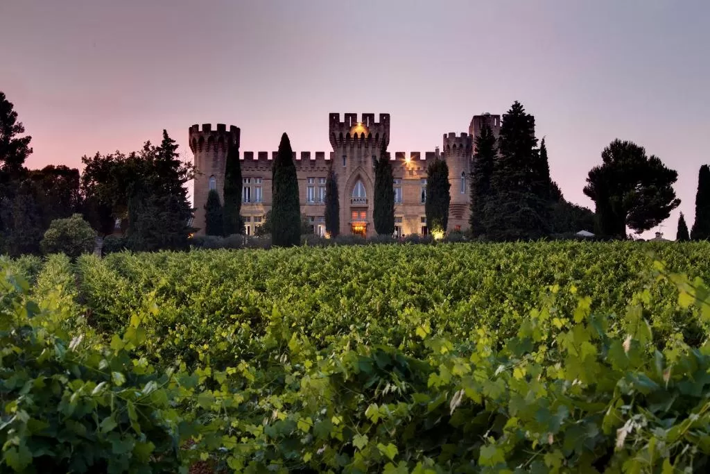 Tombée du jour sur le domaine et l'Hostellerie du Château des Fines Roches