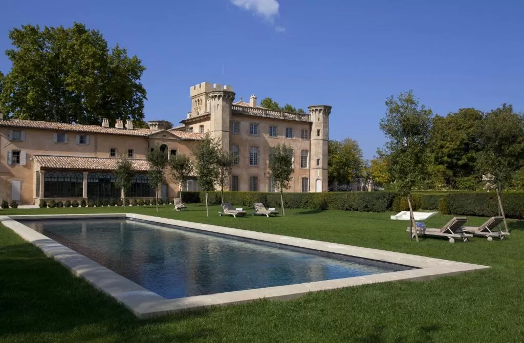 Piscine et parc de la Villa Baulieu