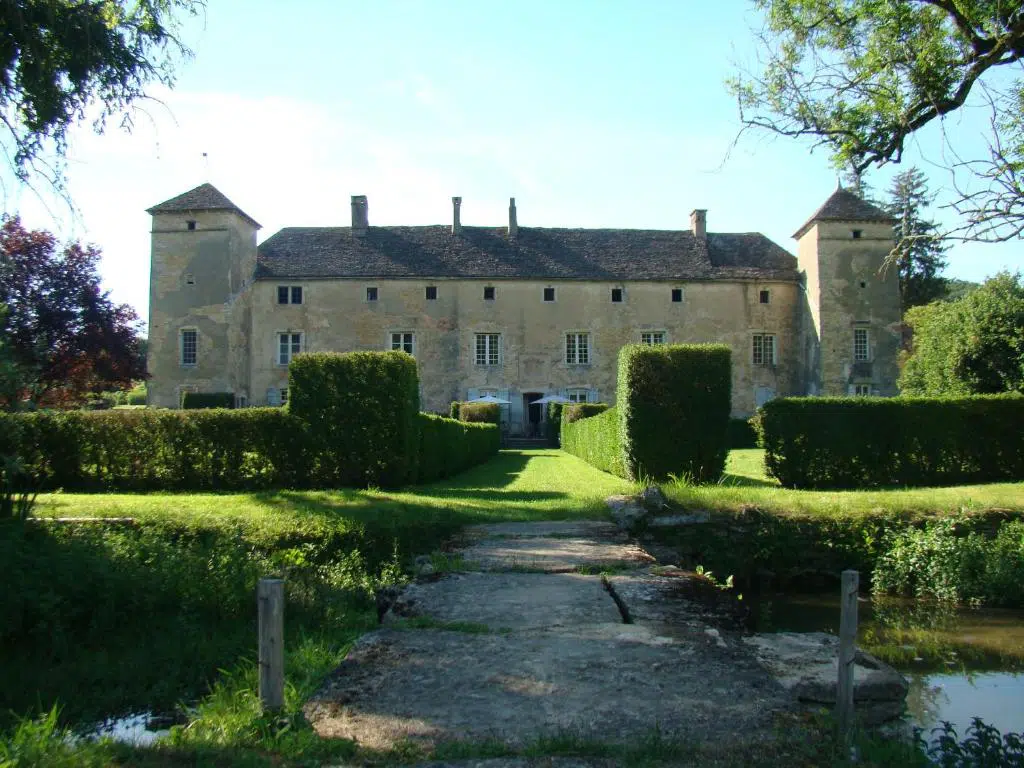 Vue du chateau d'Ozenay .