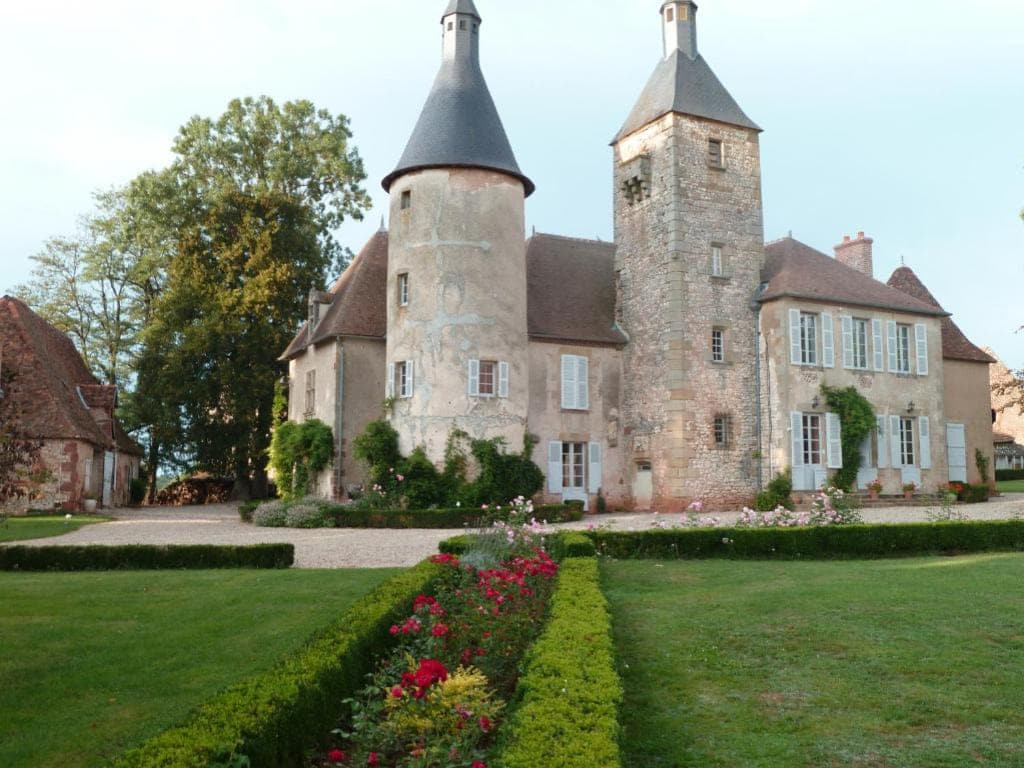 Fa)ade extérieure du château de Clusors à Saint-Menoux