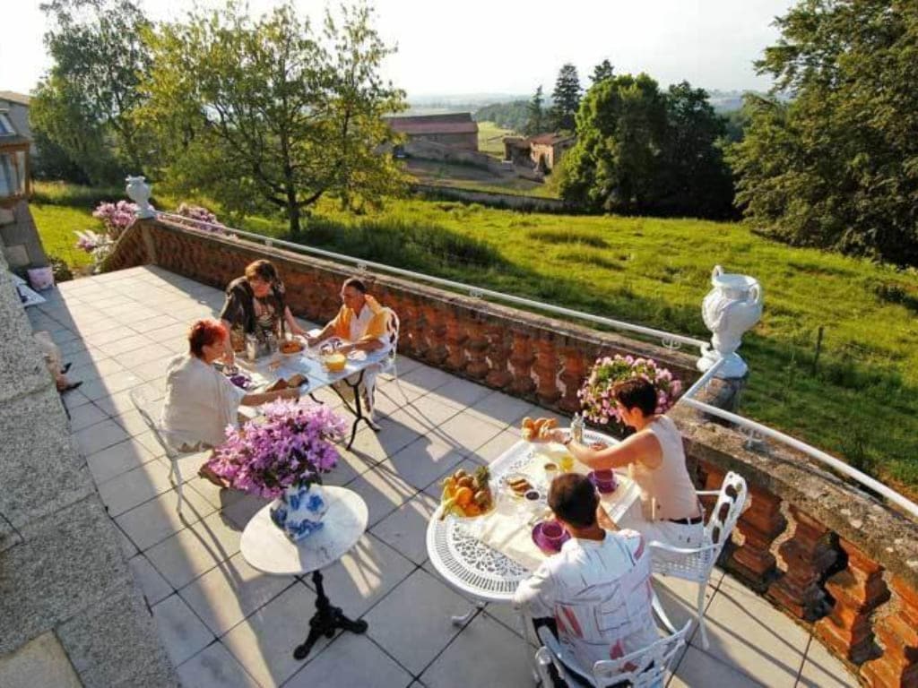 Les clients du Domaine de Gaudon apprécient un petit-déjeuner sur sa terrasse