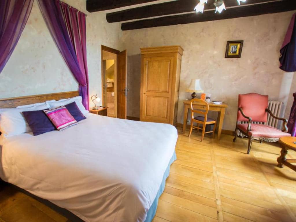 Une chambre double à l'hôtel chateau La Terrasse ) Meyronne (Lot)