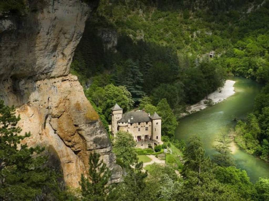 L'Hôtel Château de la Caze domine les gorges du Tarn.