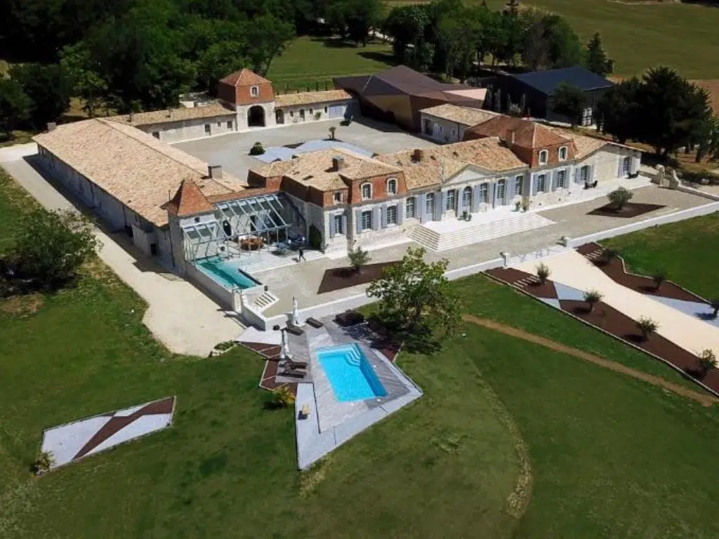 Le Château Prieuré Marquet à Saint-Martin-du-Bois vu du ciel