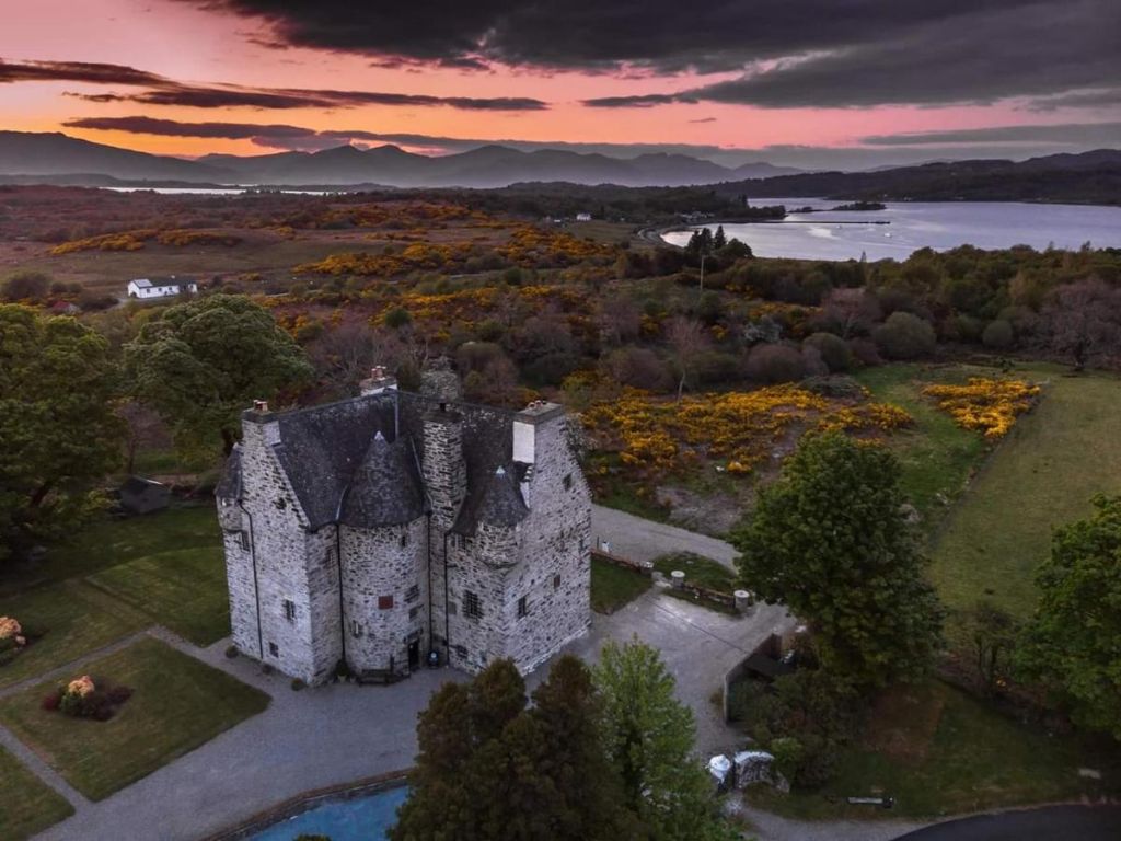 Vue spectaculaire sur le Barcaldine Castle Oban et la campagne écossaise