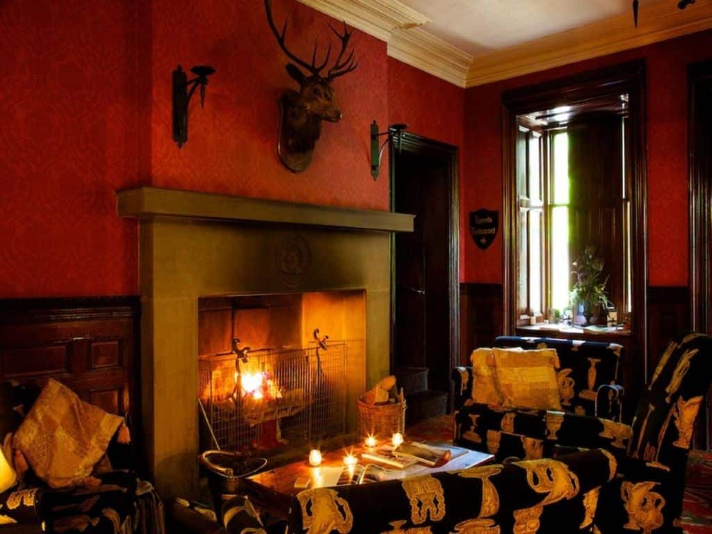 Salon avec cheminée la nuit au Tulloch Castle Hotel à Dingwall Ross Shire