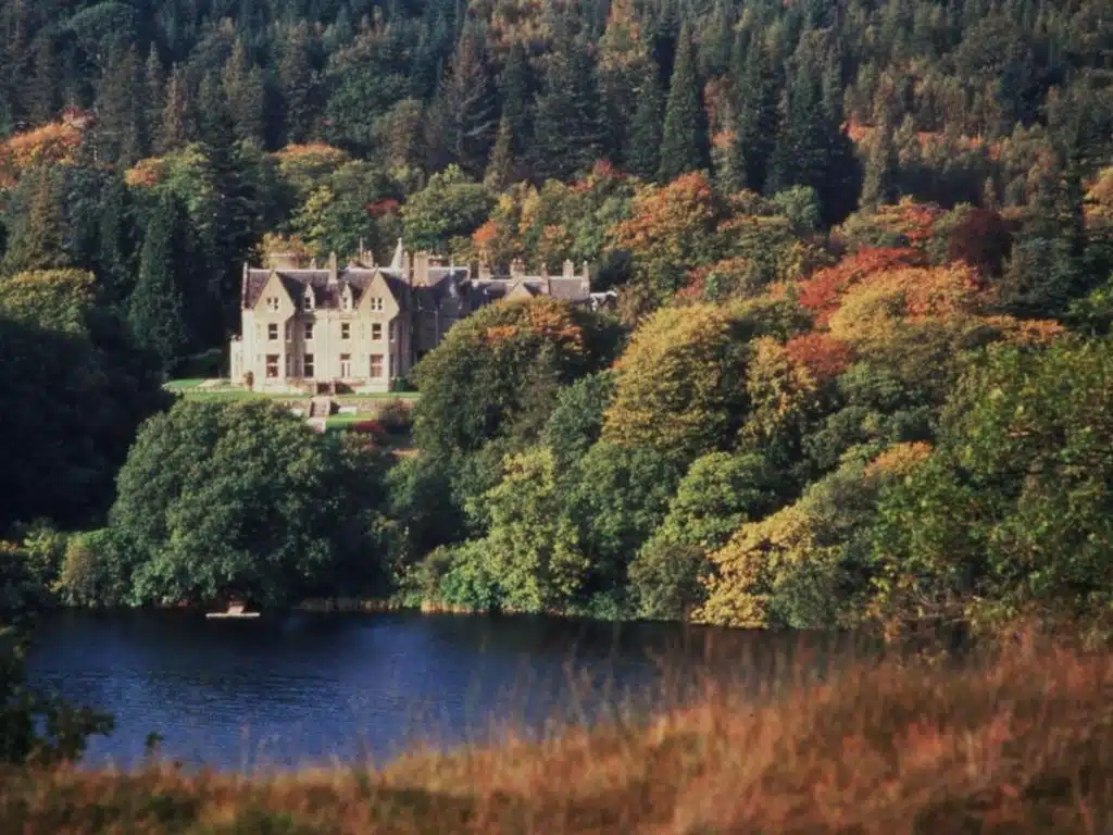 Château hôtel en Ecosse au bord d'un Loch