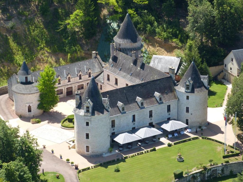 Vue aérienne du Château la Fleunie à Condat-sur-Vézère