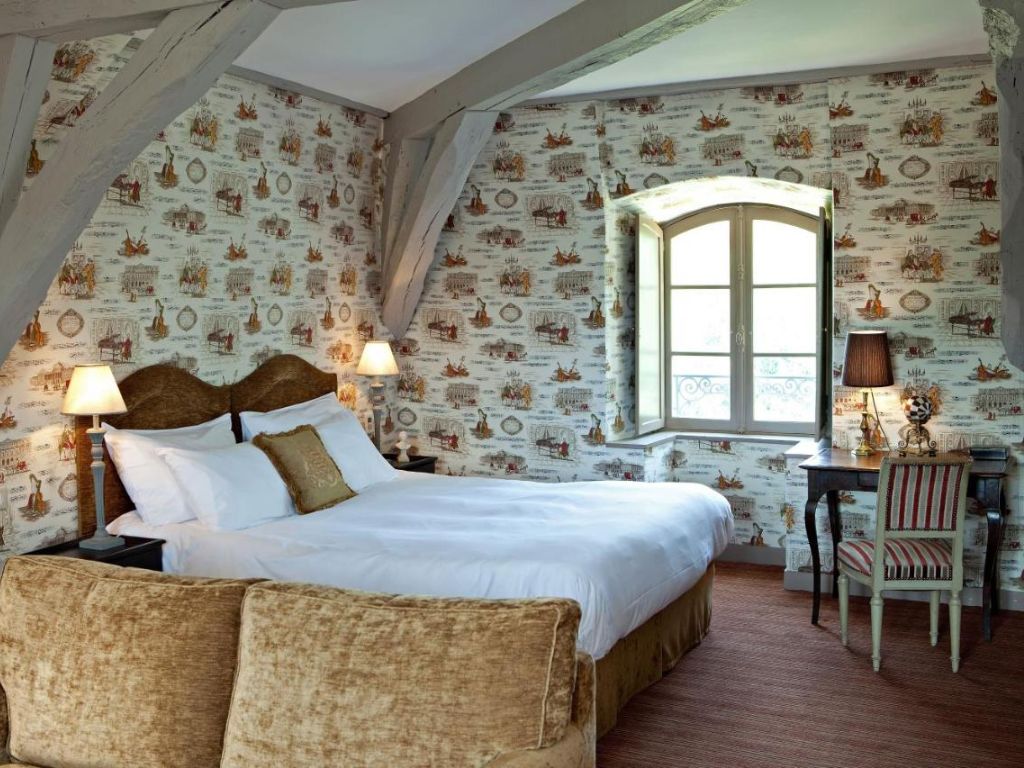 Une chambre de l'hôtel Château de Lalande