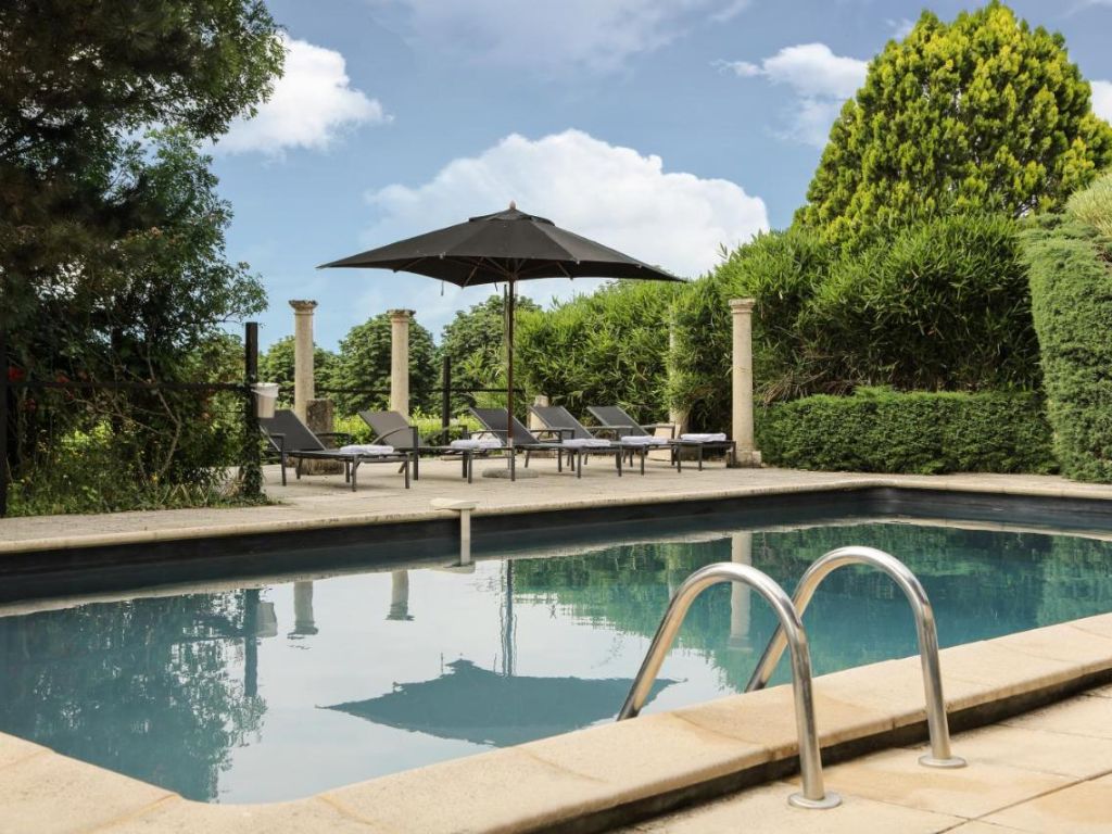 La piscine de l'hôtel Château les Merles