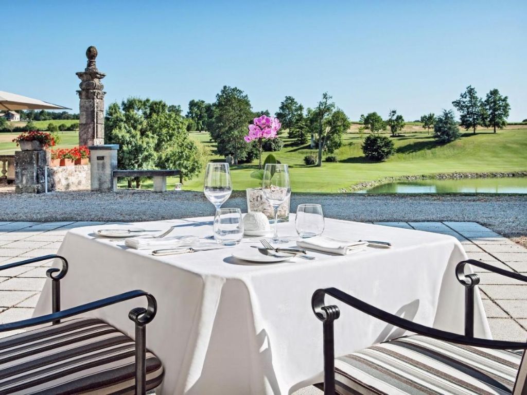 Table en terrasse du restaurant gastronomique du Château des Vigiers 