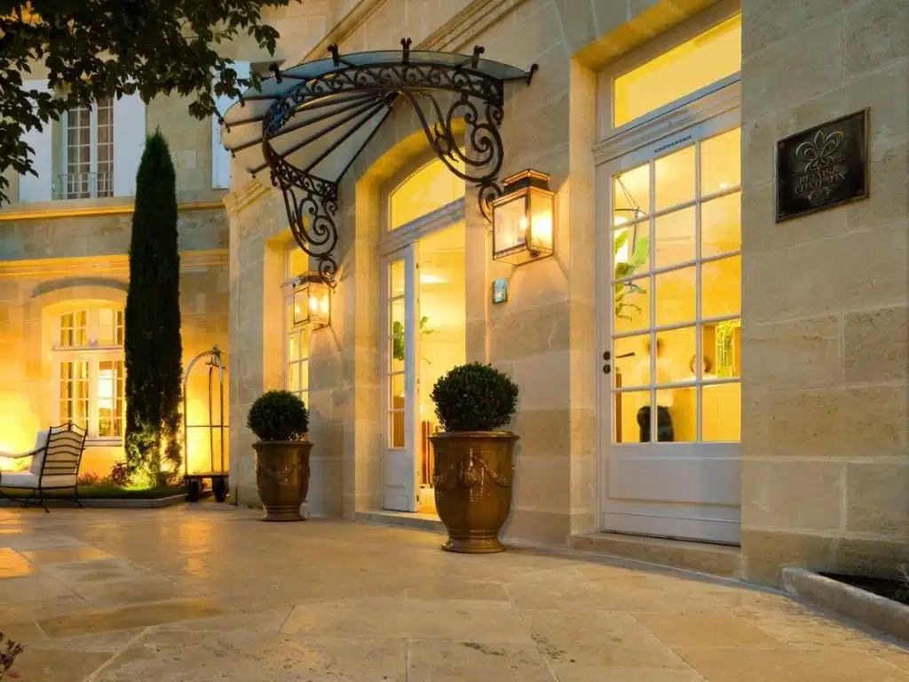 Entrée de l'Hôtel de Pavie à Saint-Émilion de nuit