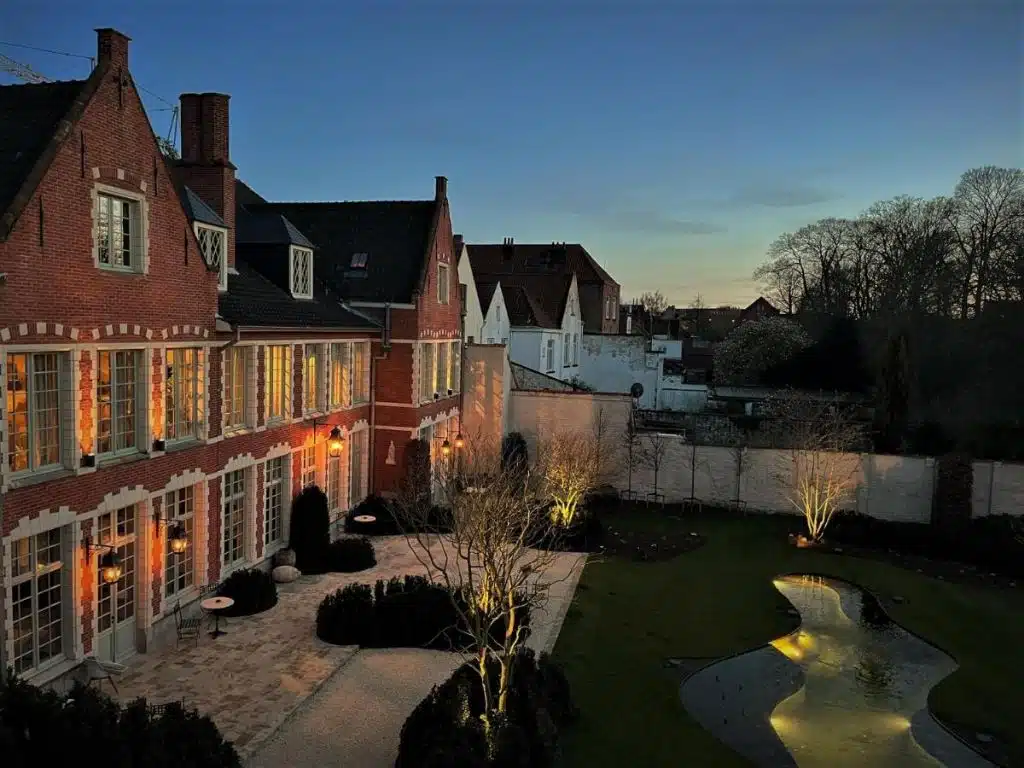 L'hôtel chateau The Notary à Bruges de nuit