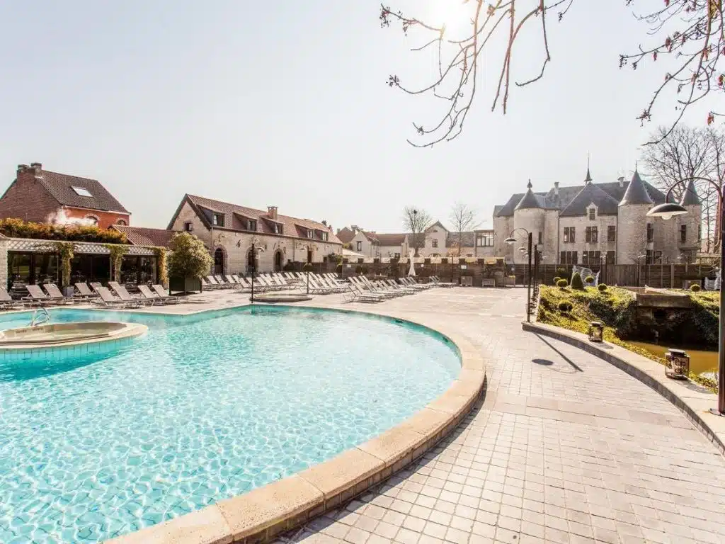 Piscine et cours intérieure de l'Hôtel Thermae Boetfort à Steenokkerzeel