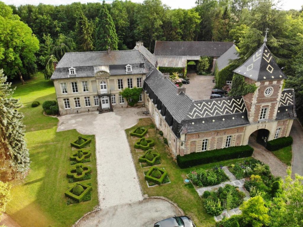 Vue aérienne du Chateau d'En Haut à Jenlain