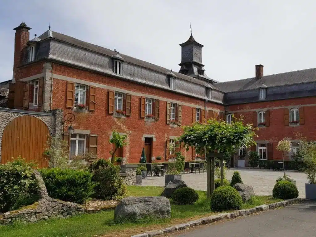 Cours du Logis Hôtel du Château de la Motte à Liessies dans le Nord