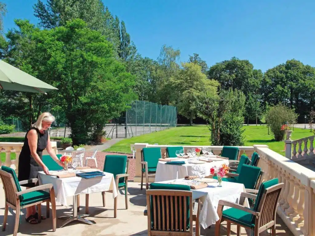 Terrasse du Logis Château des Tourelles et sa vue sur le parc