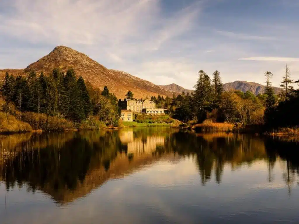 Le Château de Ballynahinch au bord d'un lac de la région de Galway