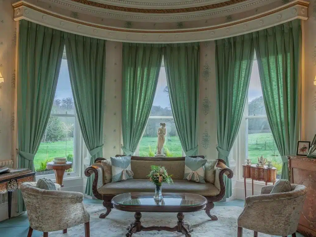 Un salon avec vue sur la campagne irlande du château de Ballyseede à Tralee