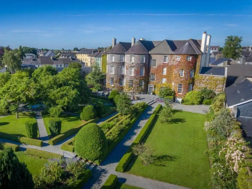 Vue aérienne de l'hôtel château Butler House à Kilkenny