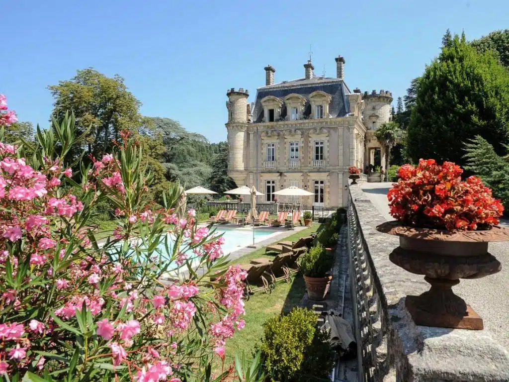 Le Château Clément et sa piscine à Vals-les-Bains en Ardèche