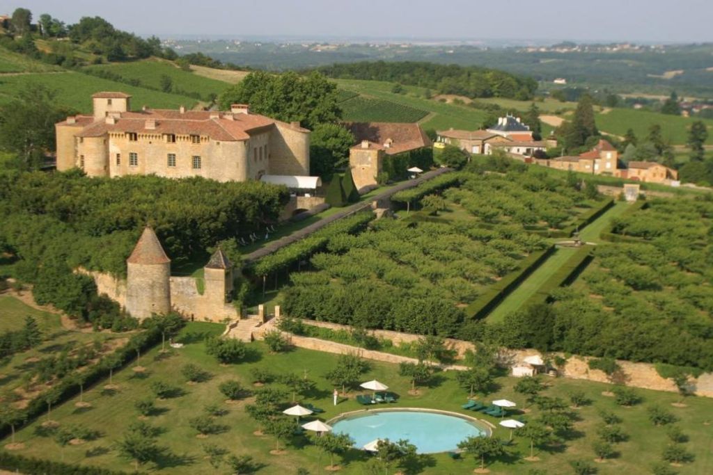 Vue aérienne du château de Bagnols et de ses jardins