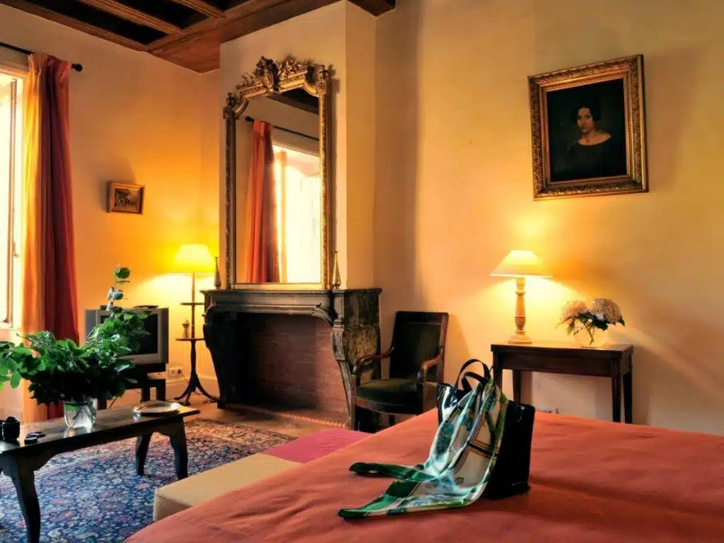 Une chambre du Château de la Vénerie à Vénrie dans le département du Rhône