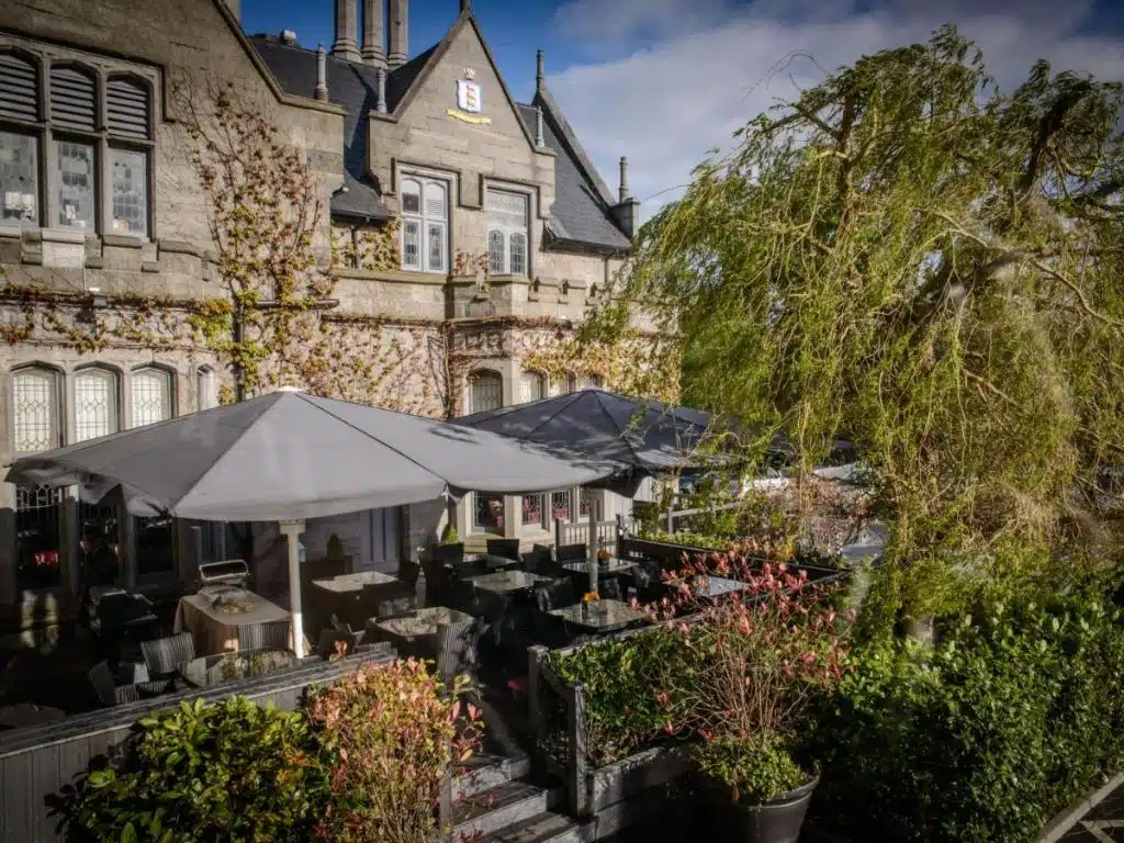 Terrasse du Clontarf Castle Hotel, un hôtel château de la banlieue de Dublin