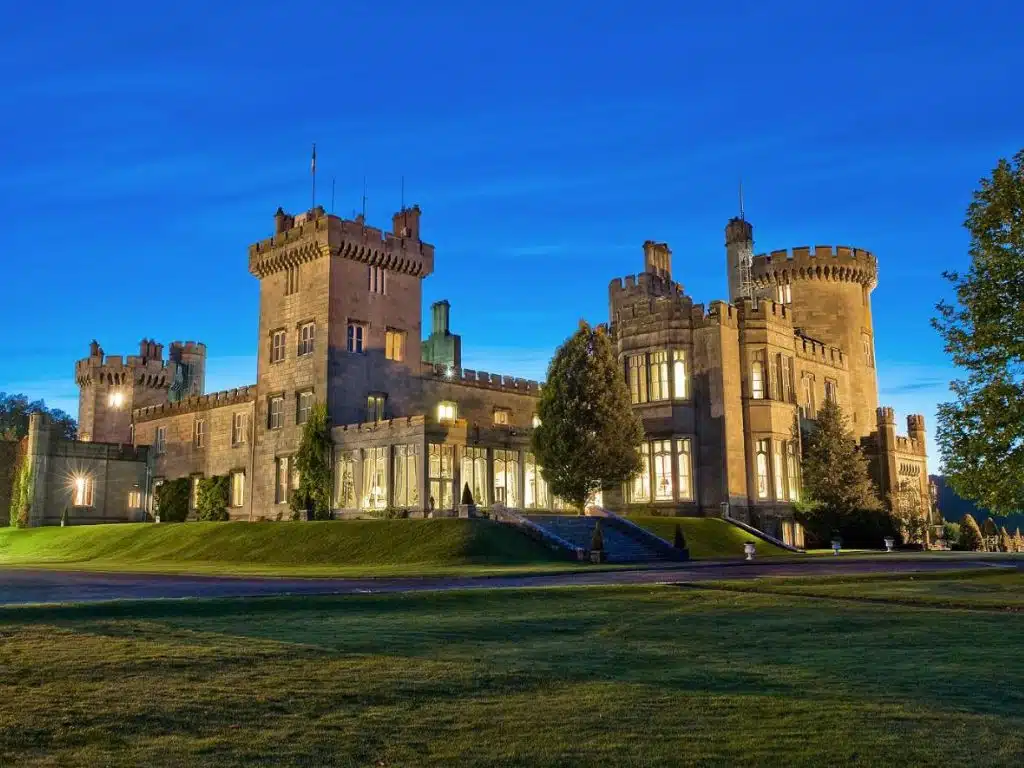 Le Dromoland Castle à Newmarket on Fergus de nuit