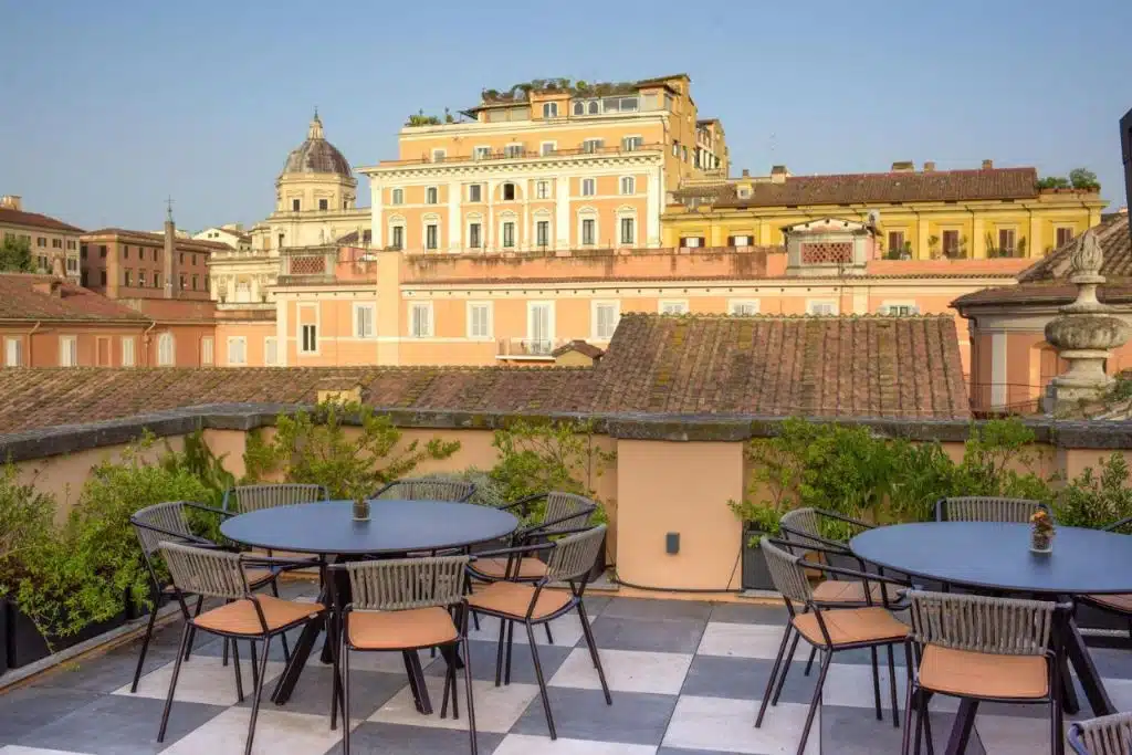 Terrasse avec vue sur le centre historique de l'hôtel Sentho Roma