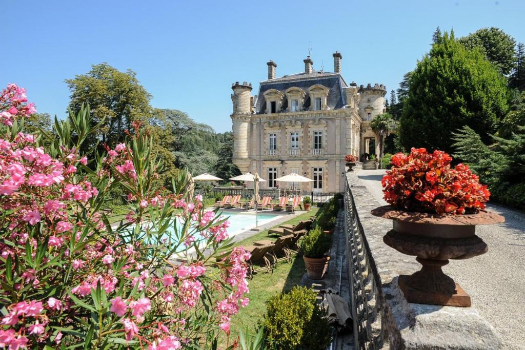 Hôtel château Clément avec sa piscine