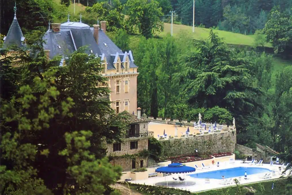 Vue du château d'Urbilhac avec piscine