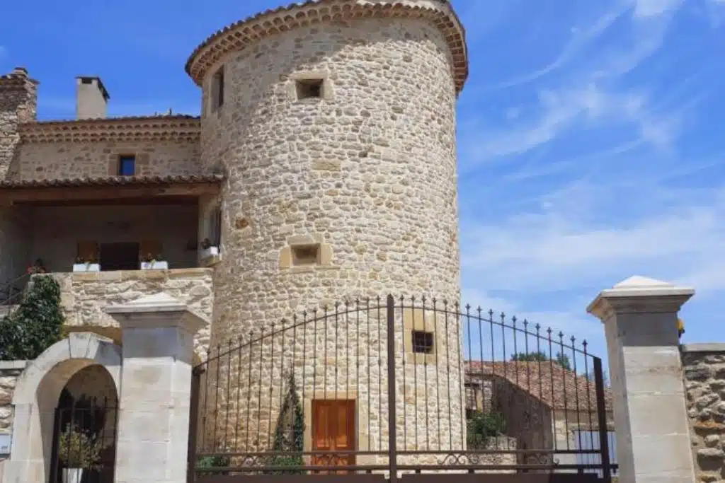 Vue de l'entrée du château de Bessas