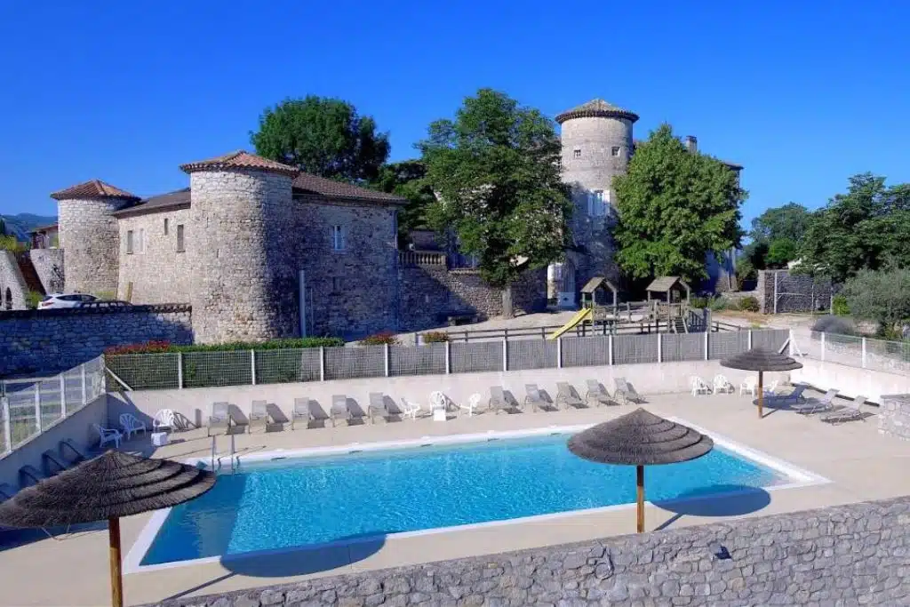 L'hôtel château de Chaussy avec sa piscine