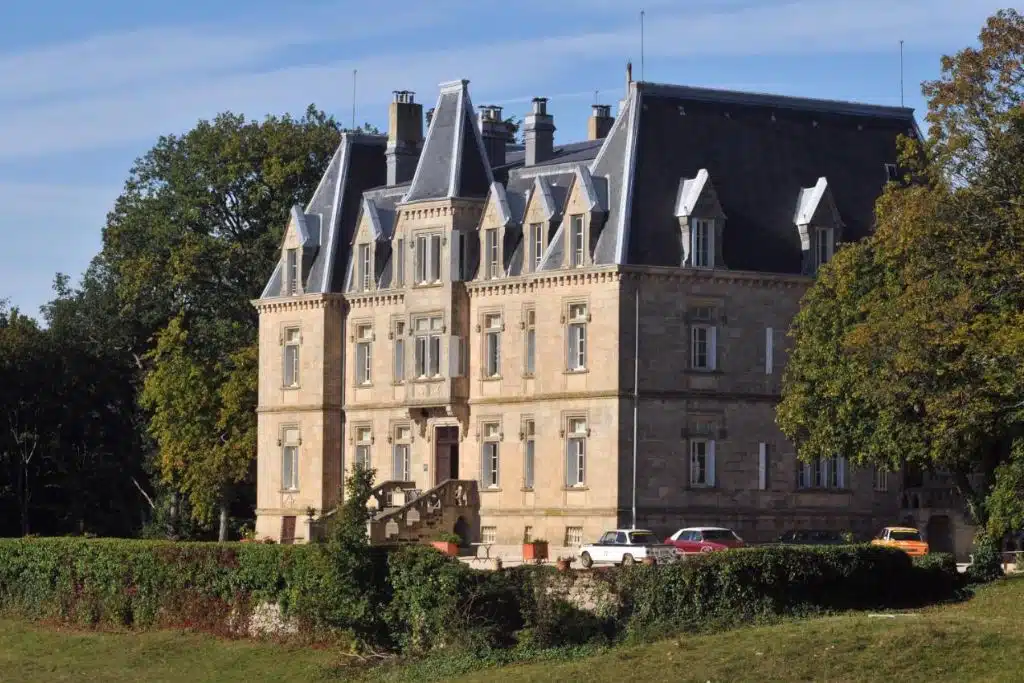 Entrée de l'hôtel château des Faugs