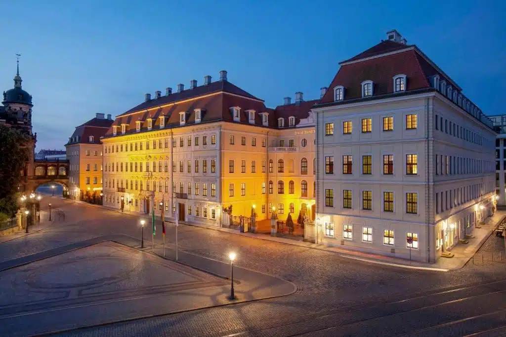 Vue de l'hôtel Taschenbergpalais Kempinski de nuit