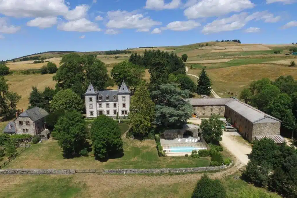 Château de Vernières avec sa piscine