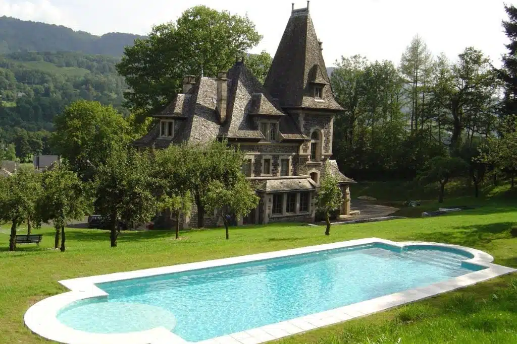Hôtel château le Terrondou avec sa piscine