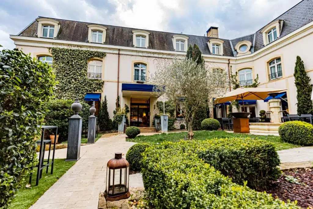 Entrée de l'hostellerie Cèdre & Spa Beaune