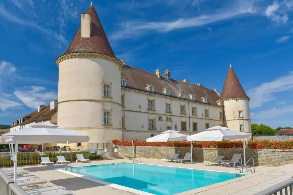 Vue de la piscine du château de Chailly